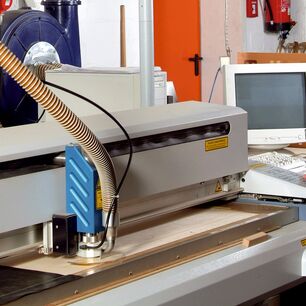 Découpe précise de placage bois véritable sur une machine de découpe laser CO₂ eurolaser