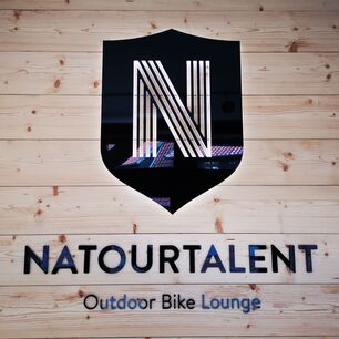 Panel de acrílico con emblema y letras, cortado con un sistema láser eurolaser