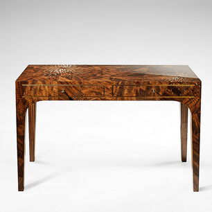Firework Desk con marquetería de chapa de arce, nogal negro americano e incrustaciones de latón bronce, fabricado mediante corte por láser en una máquina láser de corte de eurolaser