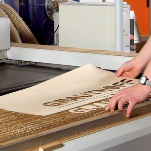 Placage en bois de qualité découpé avec précision sur un système de découpe laser CO₂ eurolaser