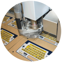 Det optiske genkendelsessystem fra eurolaser sikrer kvalitet og forhøjer processikkerheden.Gennem scanningsforløbet af materialet er fejl i bestykningen udelukket. 