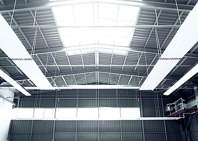 State-of-the-art technology in the production halls, which are up to nine metres high: agreeable warmth and plenty of daylight for a pleasant working atmosphere.