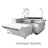 Sistema di taglio laser M-1600 con sistema conveyor per lavorazione tessile.